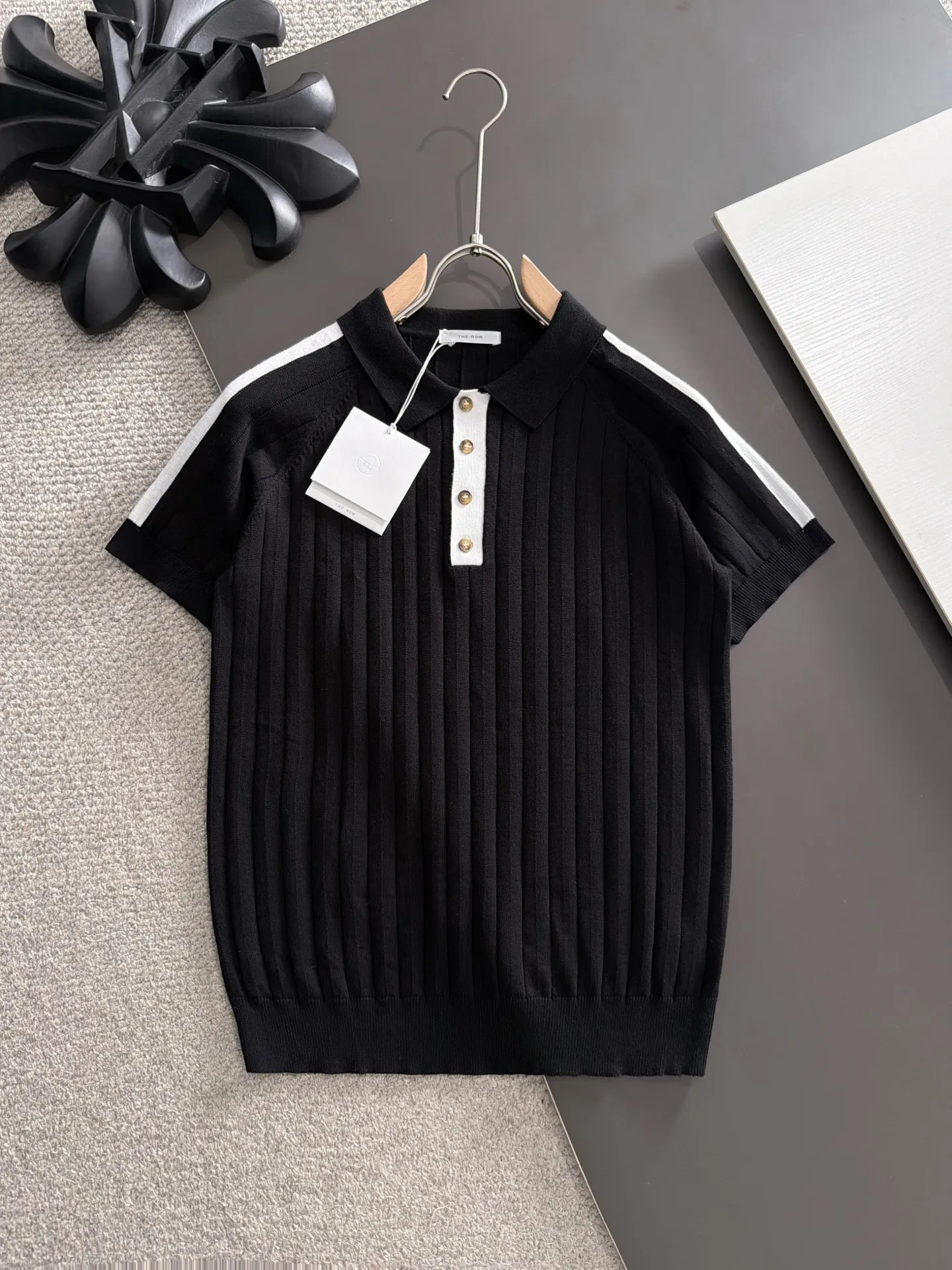 Shipping next day TR high quality - The Row 26ss New Arrival men's short-sleeved T-shirt. Like LP and BC, it belongs to the same old-money style top-notch light luxury brand. The New Arrival Original men's casual short-sleeved shirt is made of combed cotton yarn knitted imitation cotton fabric. Exclusive Premium custom-controlled raw materials. 14-needle precision knitting. The iconic waffle soul is woven. The three-dimensional texture flows with subtle light and shadow. Viewed from a distance, it is introverted. It shows when you touch it closely. It feels substantial when weighed. The upper body is also more textured than ordinary T-shirts. Fashionable Versatile Hot Sale. It is skin-friendly and comfortable to wear. Premium boutique. The upper body is made of Factory's fine workmanship. A must-have item for men. Complete with three standards. Sizes M-3XL